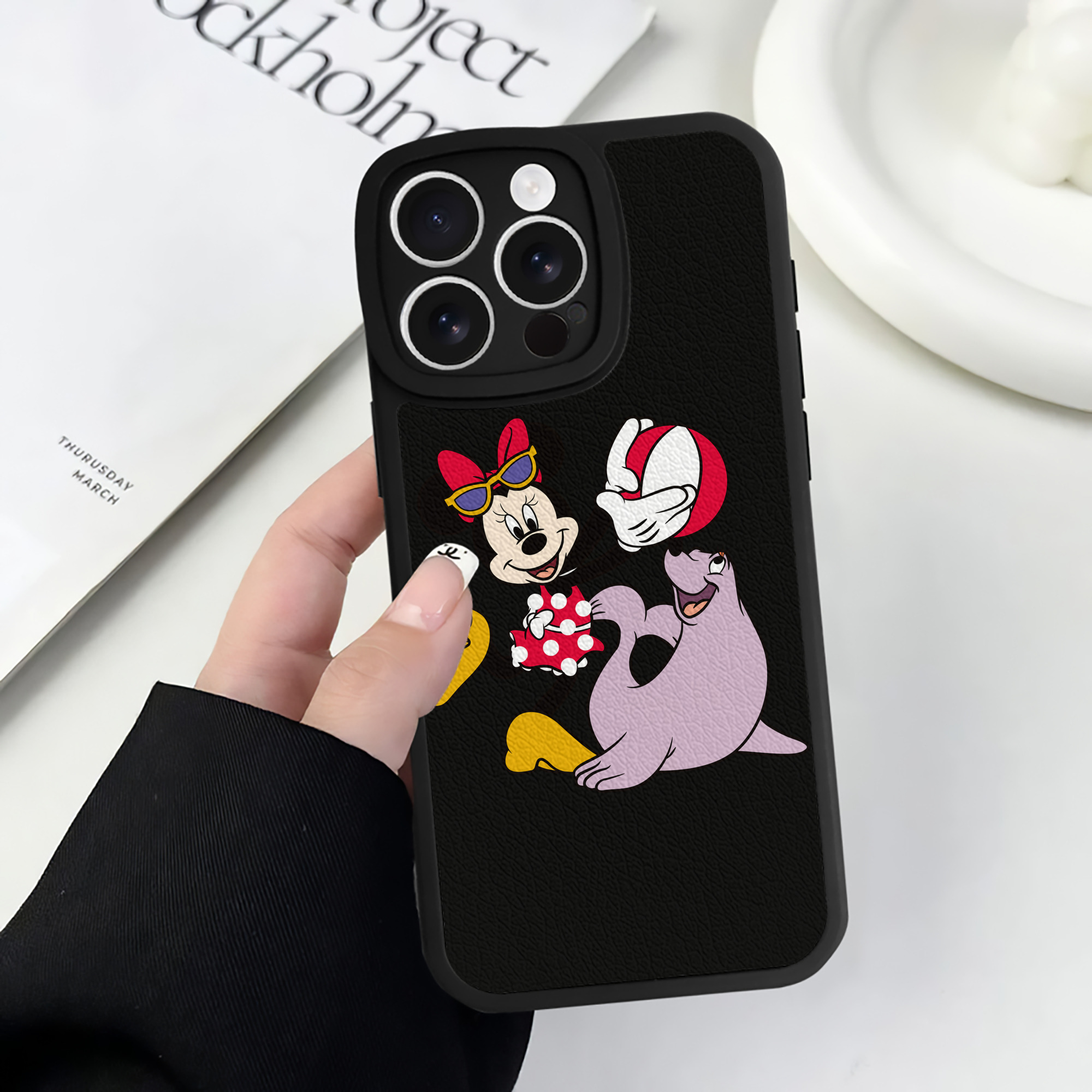 （画像用） ミッキーマウス Mickey Mouse 【iPhone 16シリーズ対応】シリコンスマホケース（レザー調） 材質：シリコン